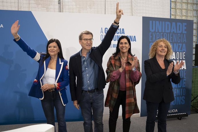 (I-2D) La alcaldesa de Mos, Nidia Arévalo, el presidente del PP, Alberto Núñez Feijóo, y la secretaria general del PPdeG y candidata por A Coruña, Paula Prado, durante una comida del Partido Popular, en el Pabellón Óscar Pereiro, a 4 de febrero de 2024,