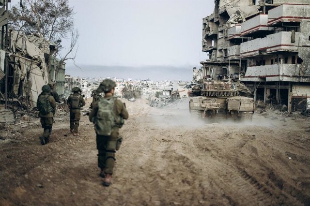 Archivo - Militares y un carro de combate israelí en el interior de la Franja de Gaza (archivo)