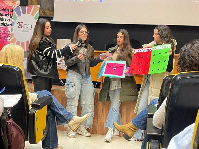 Estudiantes de la UHU muestran sus recursos creados para personas con necesidades específicas de apoyo educativo.