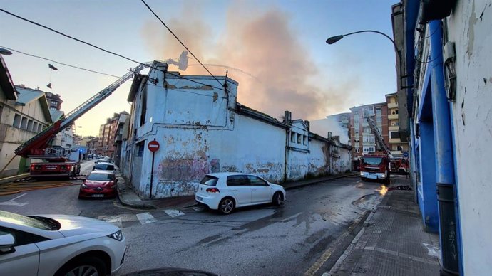 Incendio en una nave abandonada de Almacenes Industriales, en el barrio de Ciudad Naranco.