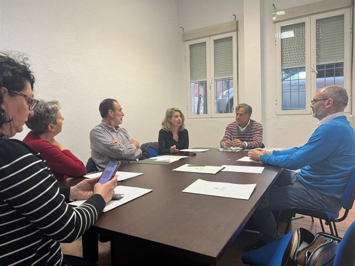 La concejal de Participación Ciudadana y Barrios del Ayuntamiento de Jaén, Maribel López, junto con el concejal de Conservación e Infraestructuras Municipales, Antonio Losa, se han reunido con los vecinos de la asociación de vecinos 'Puente Ibérico'.