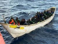 Diecisiete cayucos llegan este fin de semana a Canarias con más de mil migrantes