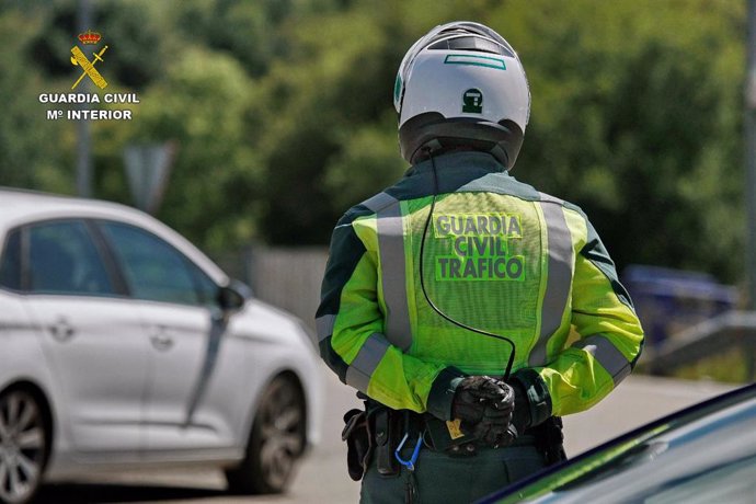 Archivo - Agente de la Guardia Civil en carretera.