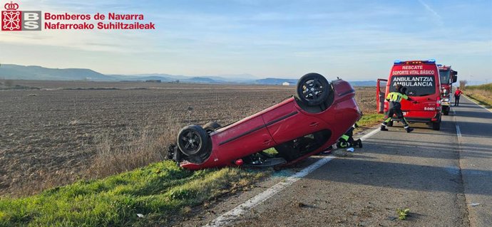 Imagen del vehículo volcado tras el accidente.