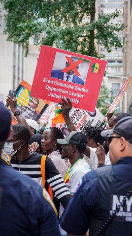 Archivo - September 17, 2023, New York, NY, USA: Protesters Side, Senegalese New Yorkers rally at the UN to demand the release of opposition leader Ousmane Sonko..Thousands of Senegalese protesters have closed 44th Street in NY the Permanent Mission of Se