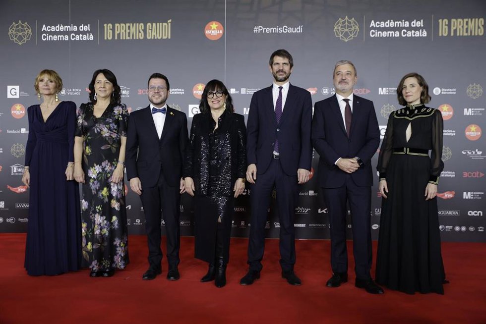 Fotografía de autoridades en los Premis Gaudí, con la Llusa Moret, la presidenta Anna Erra, el presidente Pere Aragons, el ministro Ernest Urtasun, el alcalde Jaume Collboni, junto a Judith Colell y Carla Simón