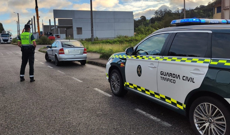 Archivo - Control de la Guardia Civil de Tráfico .