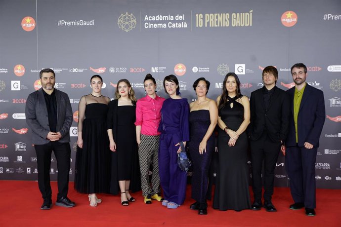 El equipo de '20.000 especies de abejas' posa en el photocall de los 16 Premis Gaudí