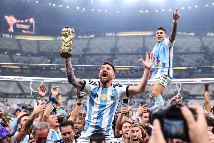 Archivo - Lionel Messi y Lautaro Martínez, selección argentina campeona del mundo