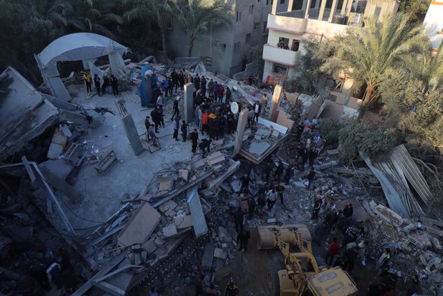 Zona bombardeada en Deir al Balá, en el centro de la Franja de Gaza