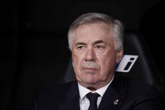 El entrenador del Real Madrid, Carlo Ancelotti, ante el Atlético de Madrid.