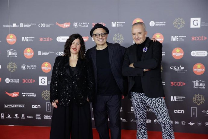 Sandra Tapia, Pablo Berger y Alfonso de Villalonga de la pelicúla Robot Dreams posan durante el photocall de los XVI Premis Gaudí de cine, en el Centro de Convenciones Internacional de Barcelona (CCIB), a 4 de febrero de 2024, en Barcelona, Catalunya (E