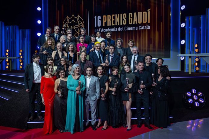 Fotografia de família dels guardonats en els 16 Premis Gaudí