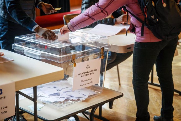 Mesa de votación en París para el referéndum sobre el aumento de las tarifas de aparcamiento para los vehículos todoterreno SUV