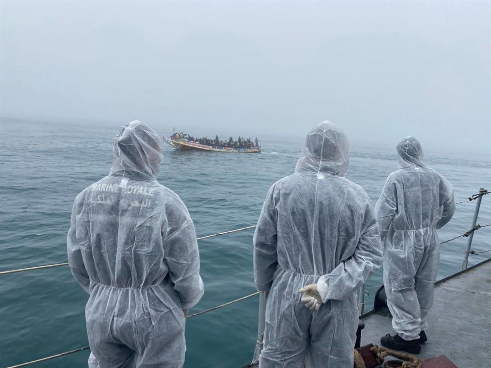 Miembros de la Marina Real marroquí durante el rescate de un grupo de migrantes dirigidos hacia las Islas Canarias