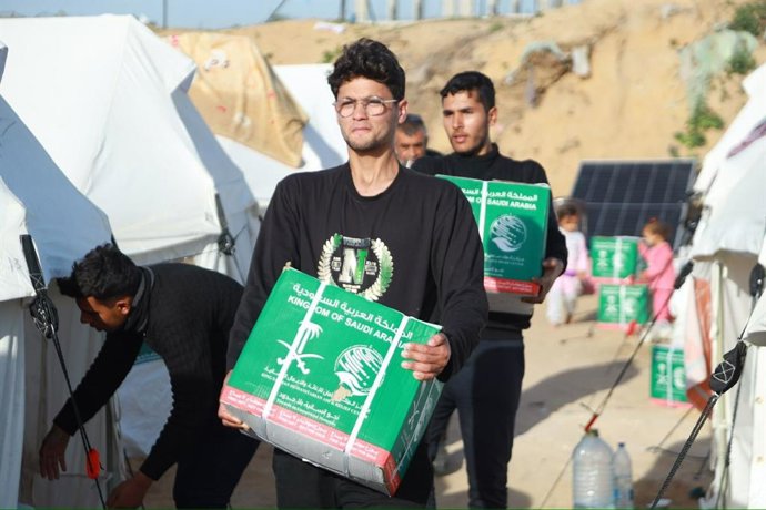 The King Salman Humanitarian Aid and Relief Centre distributes food baskets in city of Rafah, south of the Gaza Strip.
