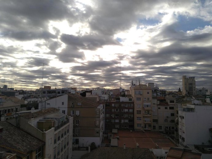 Archivo - Nubes, cielo cubierto, nublado