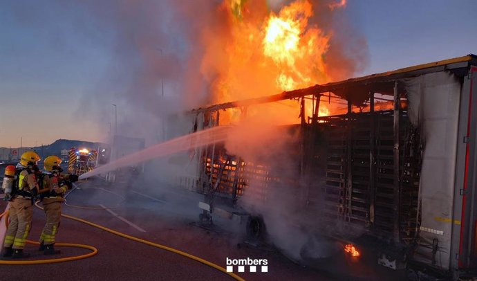 Cortan la C-25 por el incendio de un camión en Gurb (Lleida)