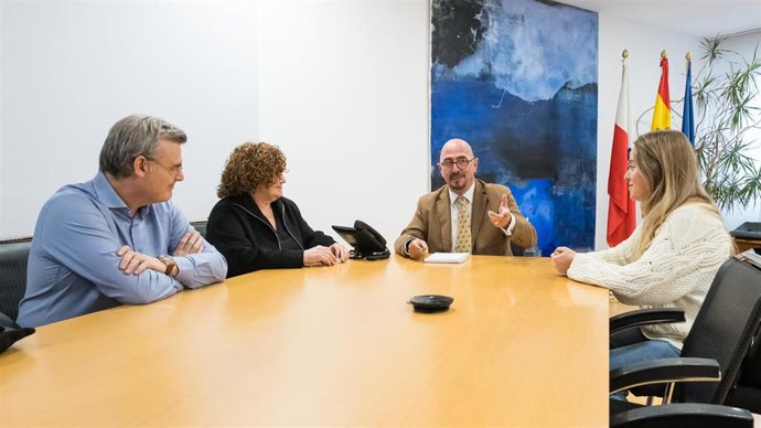 El Consejero De Salud, César Pascual, Recibe A Los Integrantes Del Grupo Saludarte