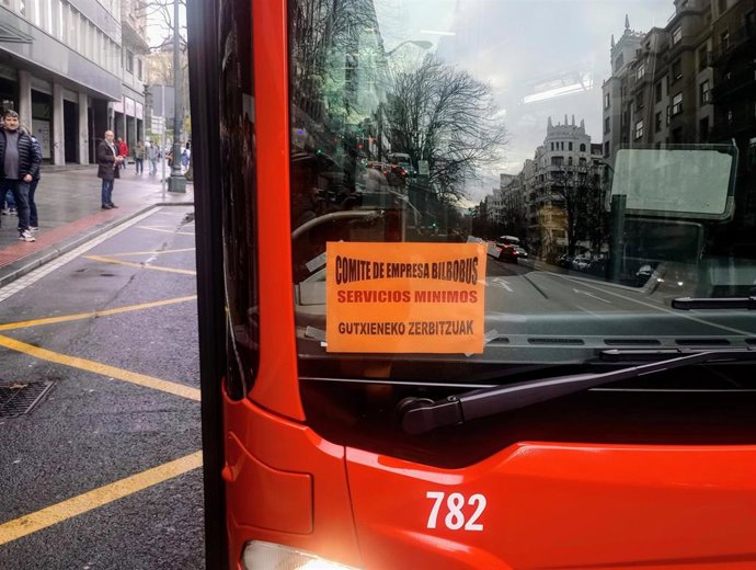 Archivo - Imagen de una unidad de Bilbobus con servicios mínimos en una jornada de huelga