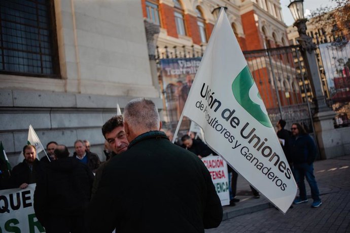 Manifestantes protestan durante una concentración agraria, ante la sede del Ministerio, a 2 de febrero de 2024, en Madrid (España). Las organizaciones agrarias Asaja, COAG y UPA piden cambios en las políticas de la Unión Europea, un plan de choque del G