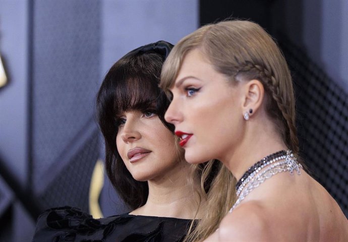 04 February 2024, US, Los Angeles: American singers Lana Del Rey (L) and Taylor Swift arrive on the red carpet at the 66th Grammy Awards held at Crypto.com Arena. Photo: Javier Rojas/PI via ZUMA Press Wire/dpa
