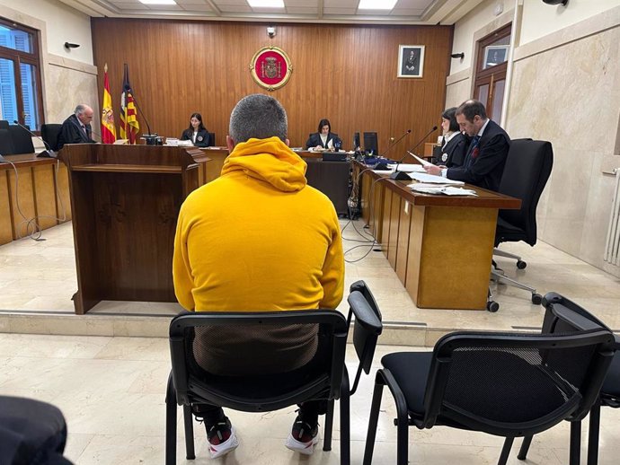 El acusado de violar a una conocida de su hijo en Magaluf, en el juicio.