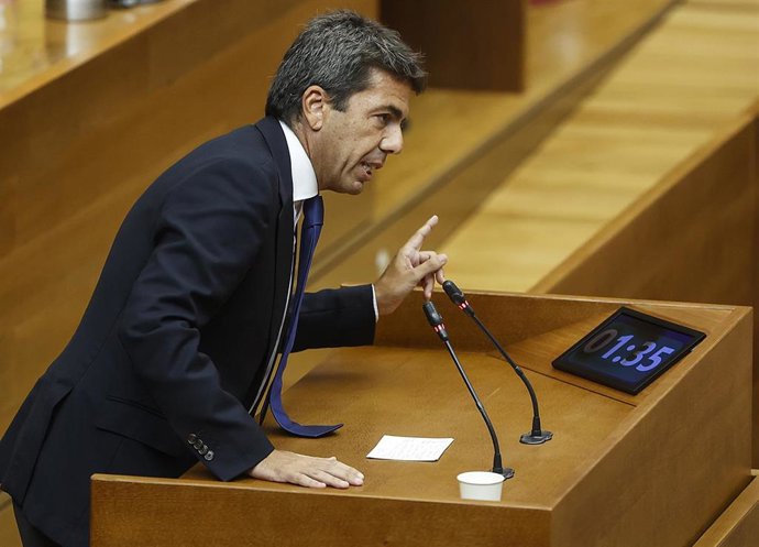 Archivo - El presidente de la Generalitat, Carlos Mazón, interviene durante una sesión de control