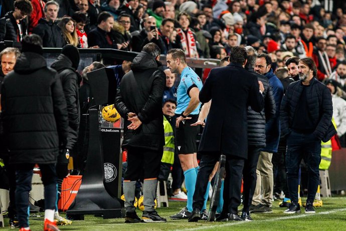 Archivo - Javier Arberola Rojas, referee of the match, consulting VAR during the Spanish League, LaLiga EA Sports, football match played between Rayo Vallecano and Valencia CF at Estadio de Vallecas on December 19, 2023, in Madrid, Spain.