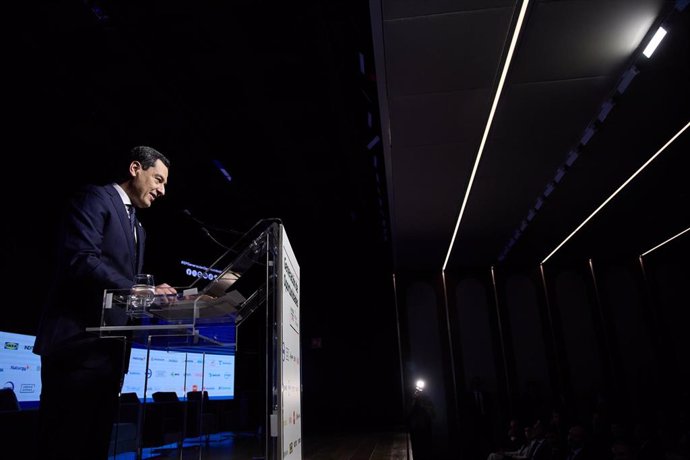 El presidente de la Junta de Andalucía, Juanma Moreno, interviene durante el foro 'Generación de Oportunidades', en el Auditorio ‘El Beatriz Madrid’, a 5 de febrero de 2024, en Madrid (España). 