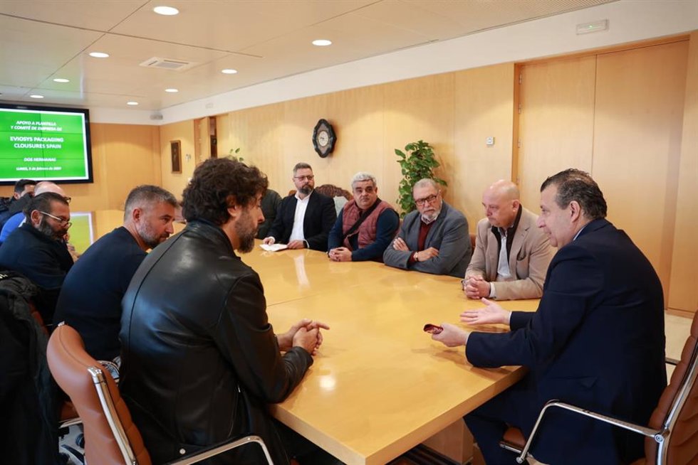 El presidente de la Diputación de Sevilla, Javier Fernández, junto con el comite de empresa de la empresa Eviosys.