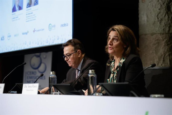 La vicepresidenta tercera del Gobierno y ministra para la Transición Ecológica y el Reto Demográfico, Teresa Ribera, y el presidente de Funseam y Enagás, Antonio Llardén.