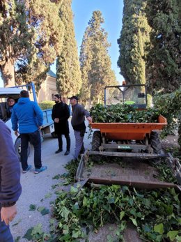 Ismael Sánchez en el cementerio municipal