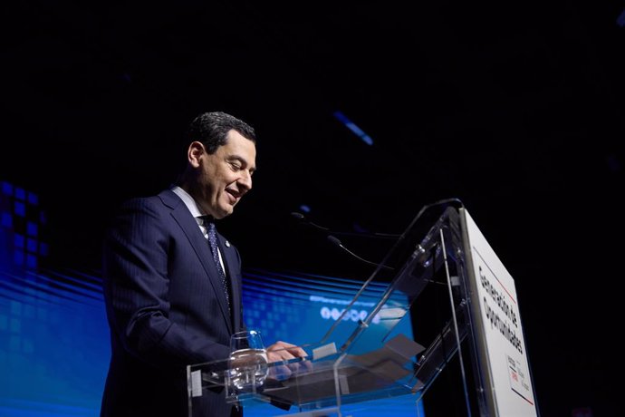 El presidente de la Junta de Andalucía, Juanma Moreno, interviene durante el foro 'Generación de Oportunidades', en el Auditorio El Beatriz Madrid, a 5 de febrero de 2024, en Madrid (España). 'Generación de Oportunidades' es la plataforma creada por E