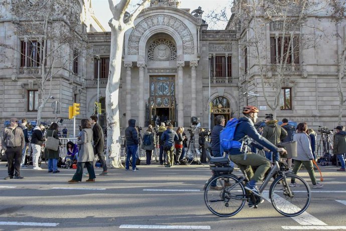 Expectación ante el Tribunal Superior de Justicia de Catalunya por el juicio de Dani Alves