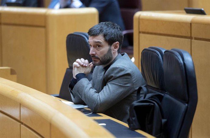 El ministro de Derechos Sociales, Consumo y Agenda 2030, Pablo Bustinduy, durante una sesión plenaria en el Senado, a 25 de enero de 2024, en Madrid (España). 