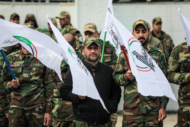 Milicianos proiraníes en el funeral de los muertos por bombardeos de Estados Unidos en Irak