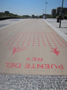 Archivo - Arxiu - Senyalització Del Carril Bus I Per a Vianants En El Pont Del Rei De Madrid Río