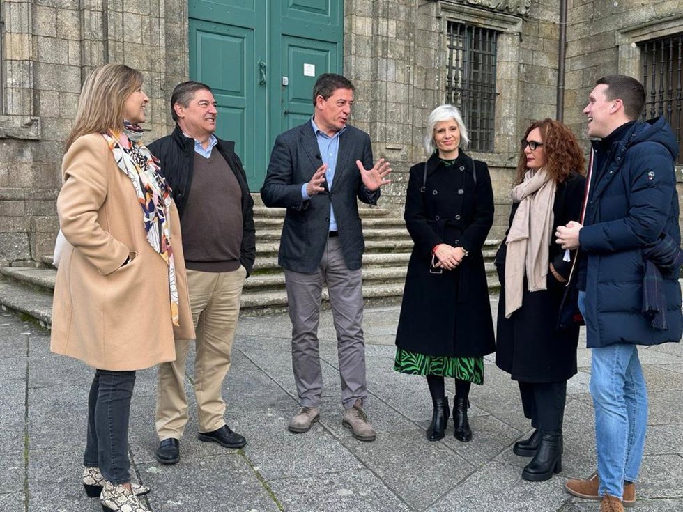El candidato socialista a la Presidencia de la Xunta, José Ramón Gómez Besteiro, junto a candidatos socialistas ante el Museo do Pobo Galego
