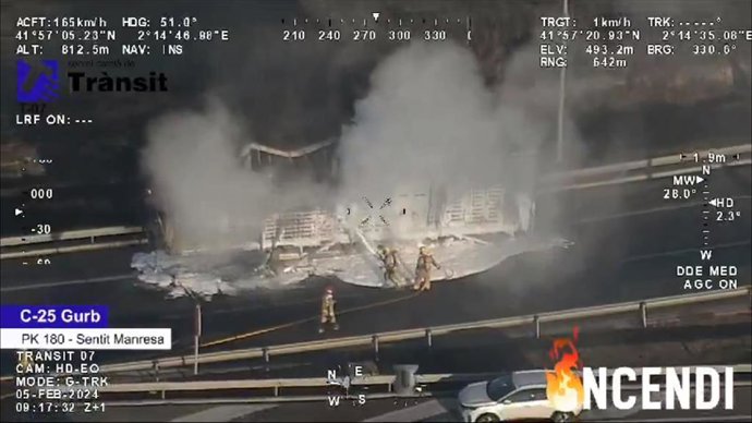 Restablecida la circulación en la C-25 tras retirar el camión incendiado en Gurb (Barcelona)