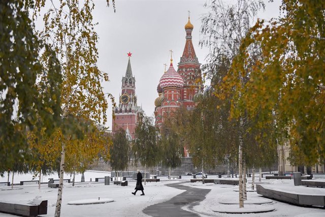 Archivo - Calle nevada de Moscú con el Kremlin y la catedral de San Basilio al fondo