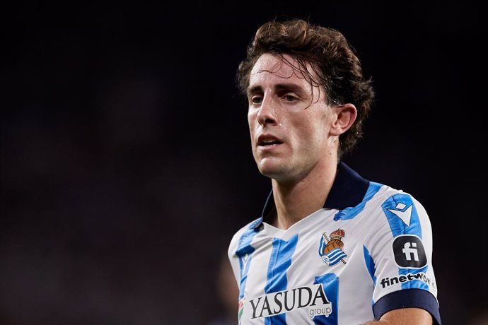 Archivo - Alvaro Odriozola of Real Sociedad looks on during the UEFA Champions League match between Real Sociedad and FC Red Bull Salzburg at Reale Arena on November 29, 2023, in San Sebastian, Spain.