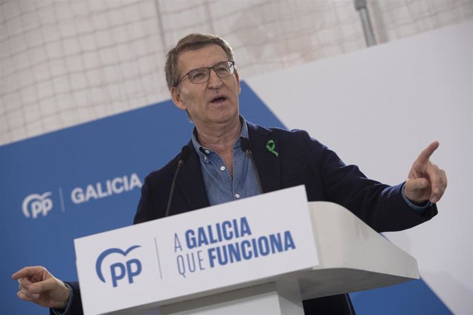 El presidente del PP, Alberto Núñez Feijóo, interviene durante una comida del Partido Popular, en el Pabellón Óscar Pereiro, a 4 de febrero de 2024, en Mos, Pontevedra, Galicia (España).
