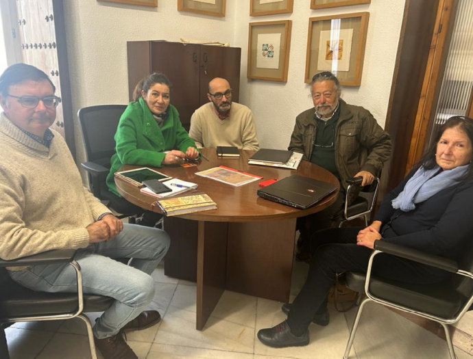 La responsable del Servicio de Cooperación Internacional de Diputación de Cádiz, Ana Moreno, reunida con integrantes de la asociación Fajjara.