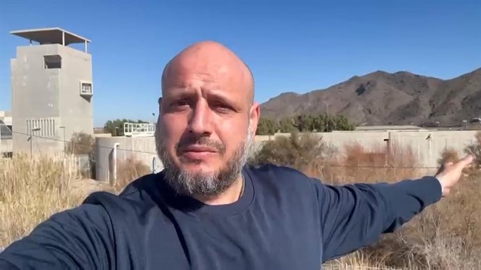 El portavoz adjunto de Vox en el Parlamento de Andalucía, Rodrigo Alonso, delante de la desaladora del Bajo Almanzora en Cuevas del Almanzora (Almería).