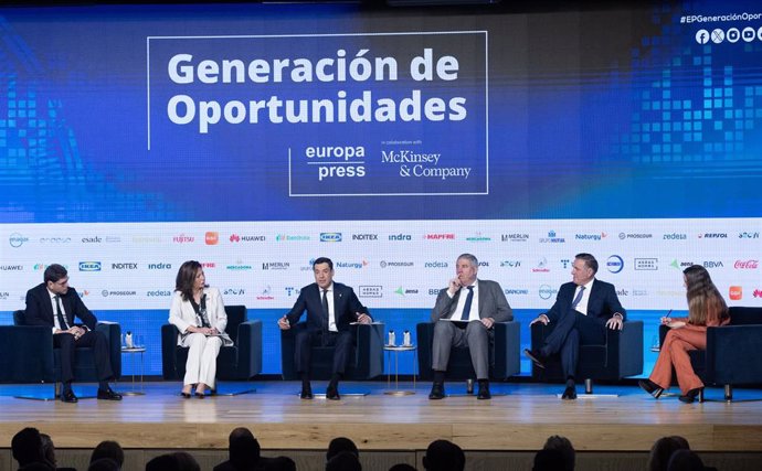 (I-D) El socio Senior McKinsey & Company, Tomás Calleja; la presidenta España y Portugal de Fujitsu, Ángeles Delgado; el presidente de la Junta de Andalucía, Juanma Moreno; el CEO de Indra, José Vicente de los Mozos; el CEO de AEDAS Homes, David Martíne