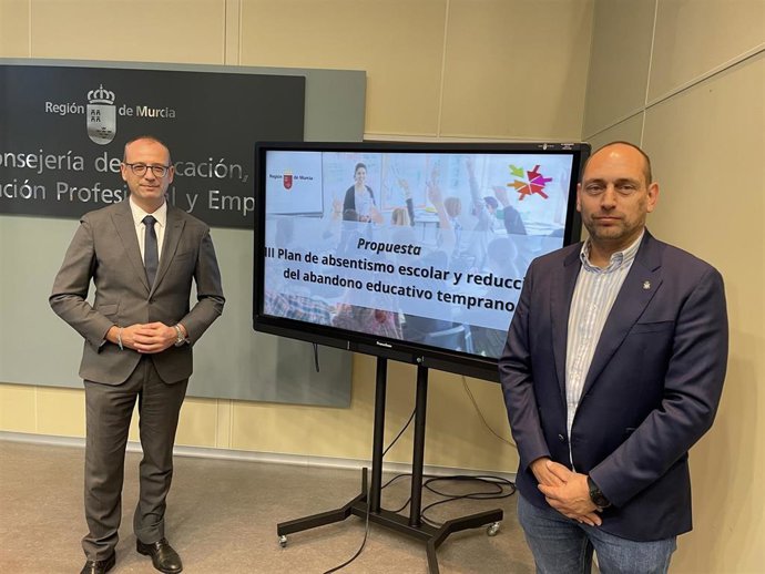 El consejero de Educación, Formación Profesional y Empleo, Víctor Marín, durante la presentación de la propuesta sobre el 'III Plan de absentismo escolar y reducción del abandono educativo temprano'.