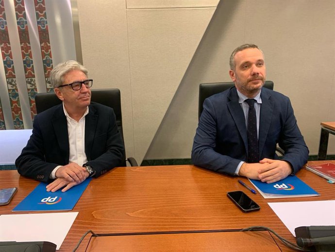 El portavoz del Grupo Parlamentario Popular, Joaquín Segado, a la derecha, durante la Junta de Portavoces