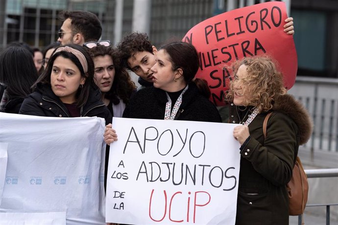 Manifestantes sujetan pancartas durante una protesta tras el cierre de la UCI pediátrica del Hospital Universitario La Paz 