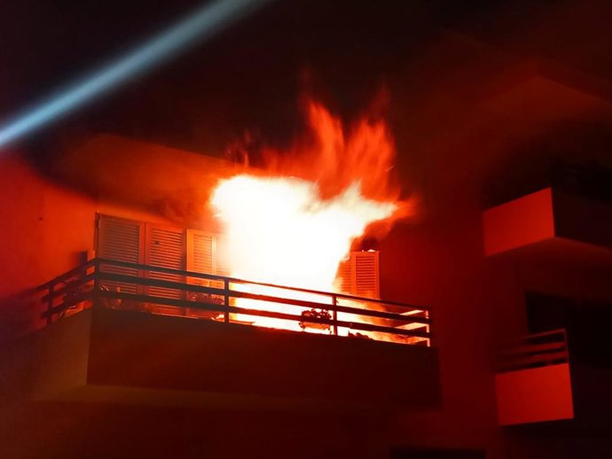 Imágenes del incendio provocado en una vivienda de la carretera Militar de s'Arenal.